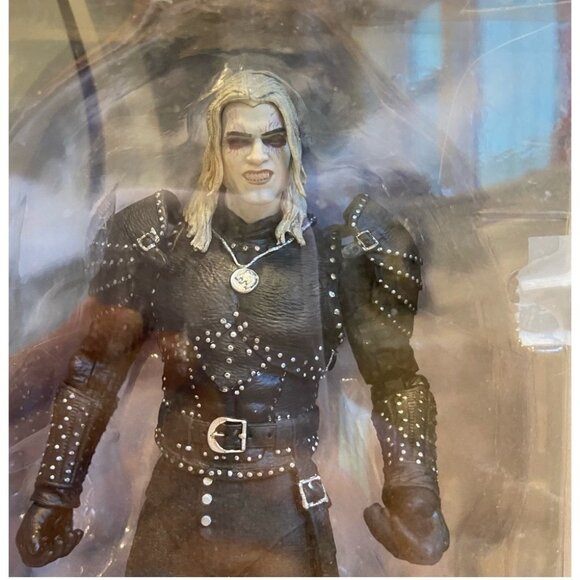 Netflix The Witcher Geralt Of Rivia 22 Moving Parts Action Figure By McFarlane T - Picture 2 of 10